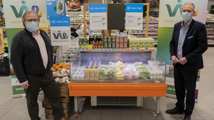 Wethouder Huub Wiermans (links) en AH-supermarktmanager Ger Gootzen werken samen aan de gezondheid en vitaliteit van de inwoners van Kerkrade en Parkstad.  