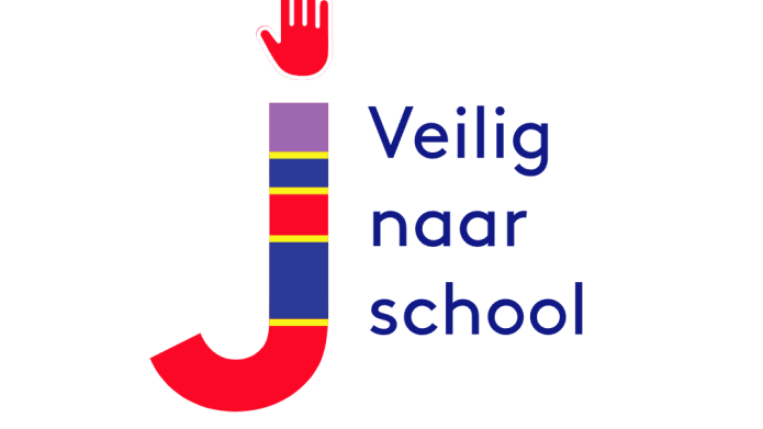 Een J in de vorm van een gekleurde Julie-paal met een handje erop en ernaast de tekst Veilig naar school