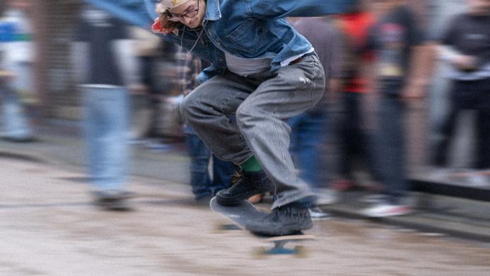 Jongere op skateboard bij PAND in Heerlen