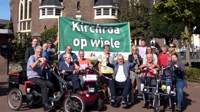In het bijzijn van de wethouders Geers en Schlangen is  de beweegroute Kirchroa op wiele officieel geopend