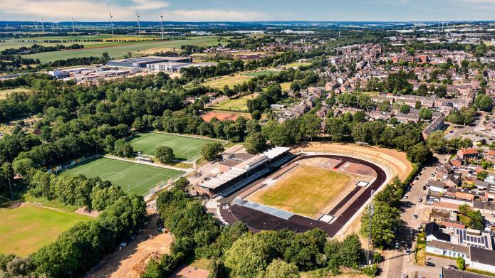 Een luchtfoto van sportpark Kaalheide gemaakt in juni 2023 waarop de nieuw aangelegde atletiekfaciliteiten zichtbaar zijn.