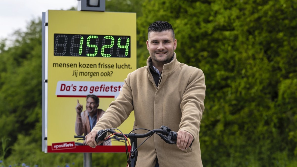 Raoul Vinken bij fietstelbord in Kerkrade: Da’s zo gefietst!