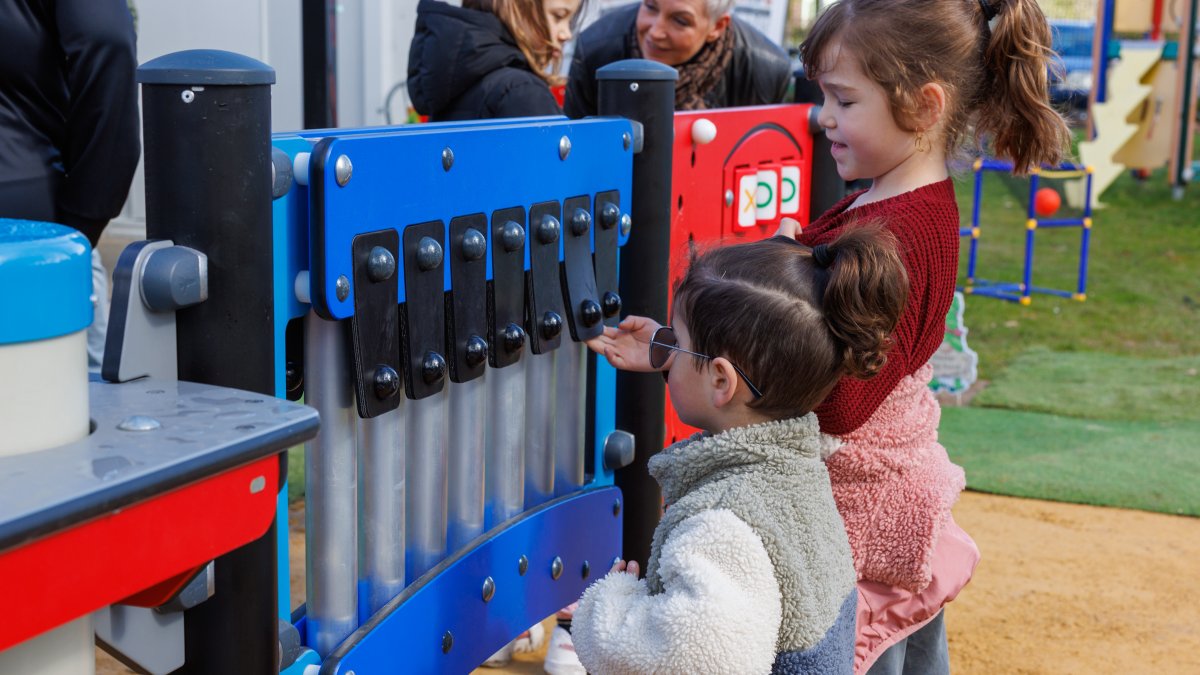 Onthulling inclusief speeltoestel in Speeltuin Heidjser Höfje