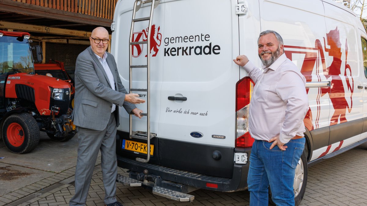 Onthulling gemeentelijke voertuigen met Kirchröadsj plat slogan