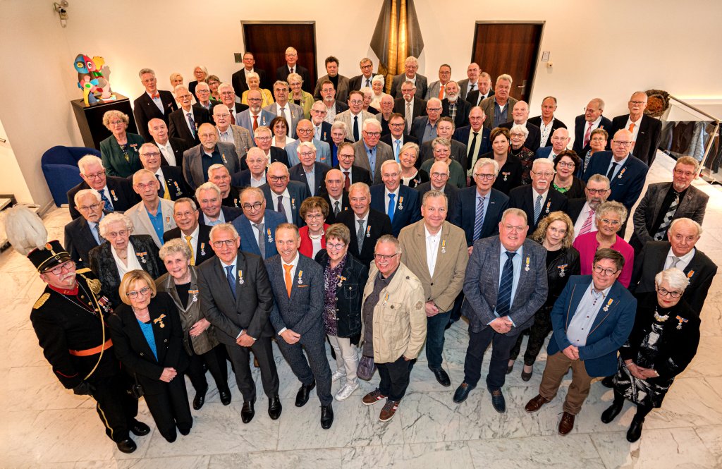 Groepsfoto gedecoreerden Koningsdag 2024 in het raadhuis in Kerkrade