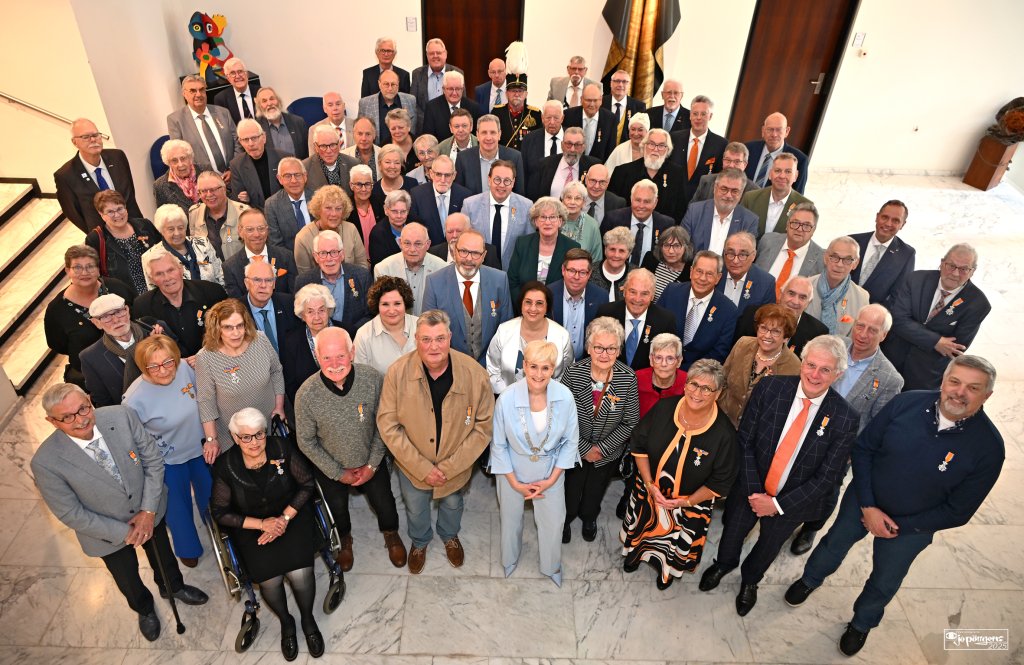 Groepsfoto van alle gedecoreerden op Koningsdag 2025 in het raadhuis in Kerkrade