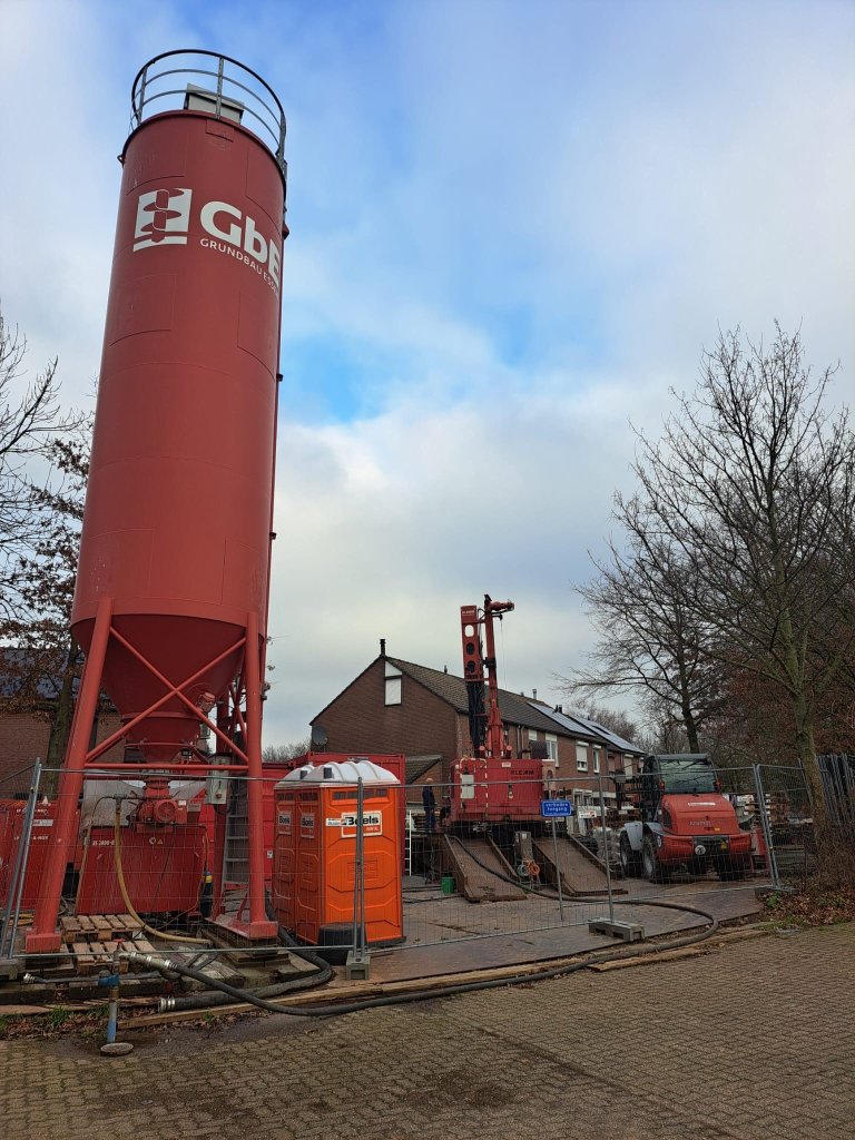 Machine waarmee de schacht met cement wordt gevuld