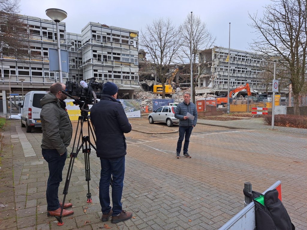 Interviewer en cameraman met camera van NOS samen met een persoon van gemeente Kerkrade 