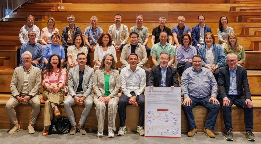 Groepsfoto van alle maatschappelijke partijen, organisaties en verenigingen van de Stad Kerkrade die het maatschappelijk akkoord hebben ondertekend.