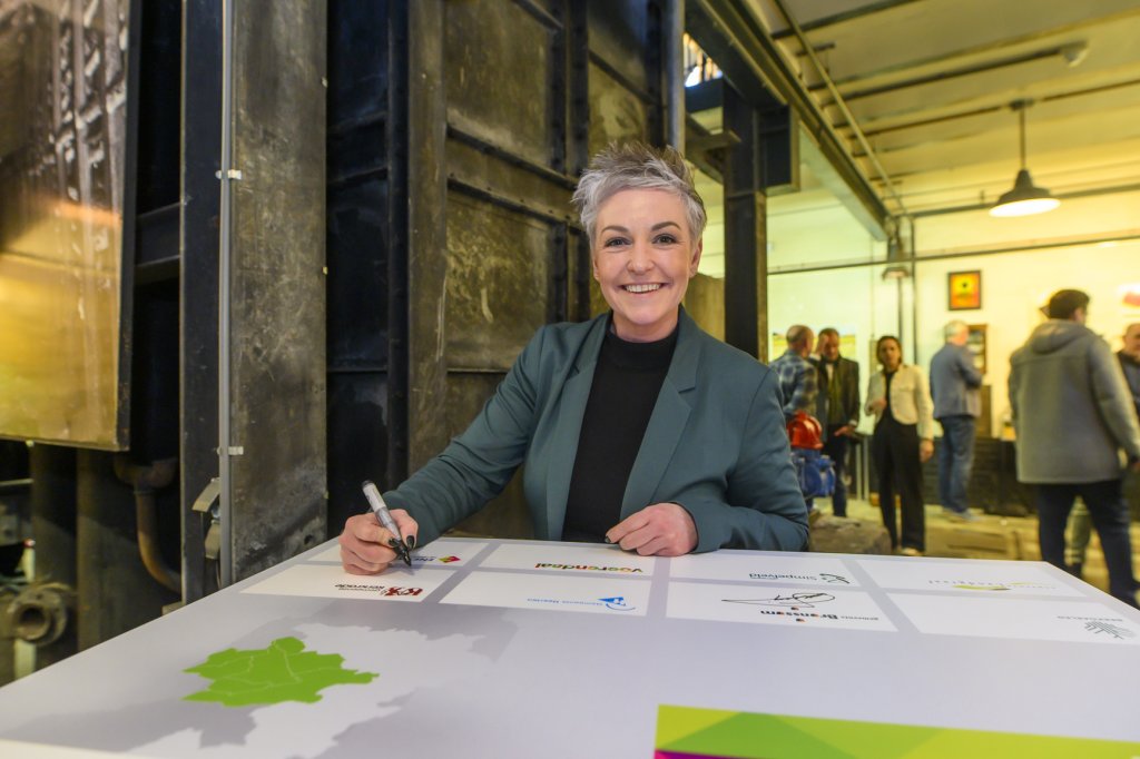 Wethouder Nicolle Heijltjes die de Nadere Overeenkomst Buurtaanpak (NOK)