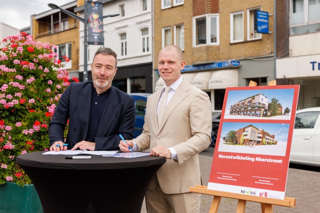 Wethouder Alexander Geers en John Nievelstein van Nivas Carboon Project B.V.