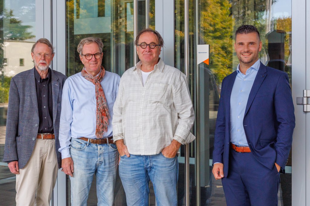 van links naar rechts Jo Wachelder, Job en Stijn Bisscheroux en wethouder Raoul Vinken staan bij de Rodahal met het schildje de deur bevestigd 