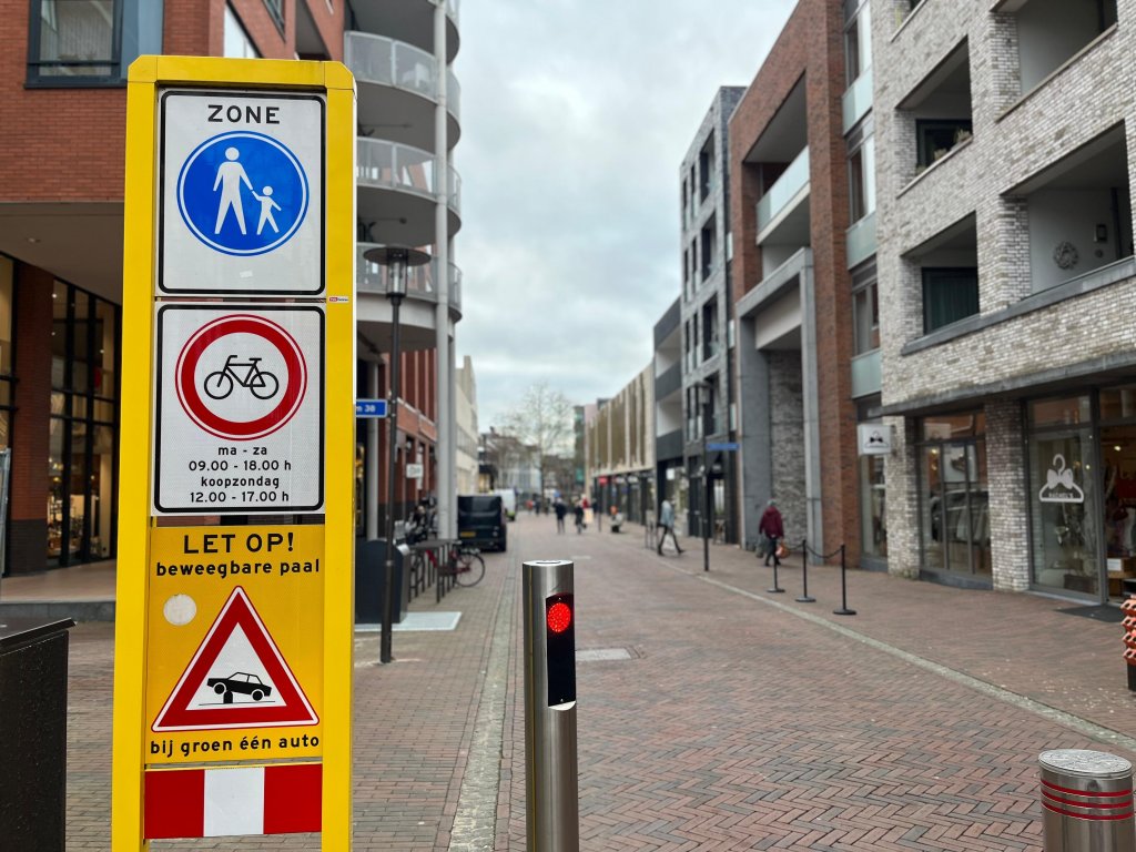 een foto van een van de borden in het centrum die het fietsverbod aangeven