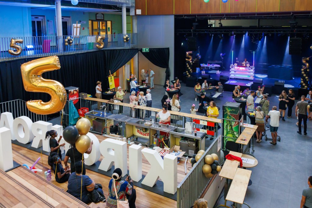 Viering binnen in het Flexiforum met bar en podium