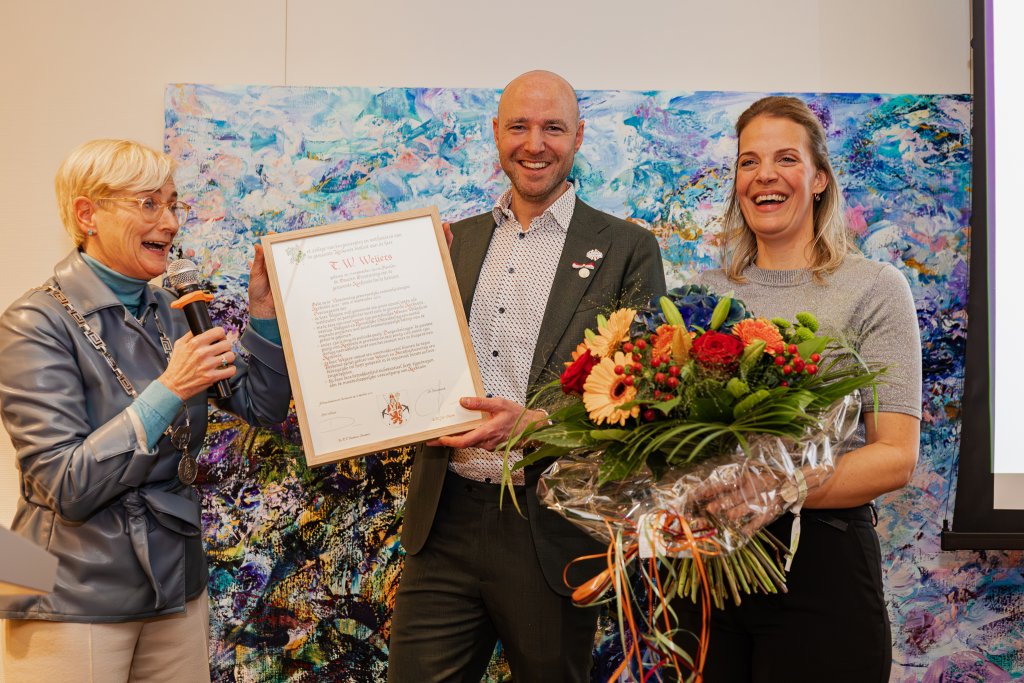 Burgemeester Petra Dassen overhandigt Gouden Erepenning aan Tim Weijers