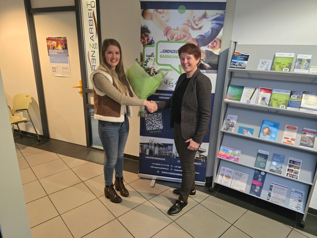 Twee personen schudden elkaars hand