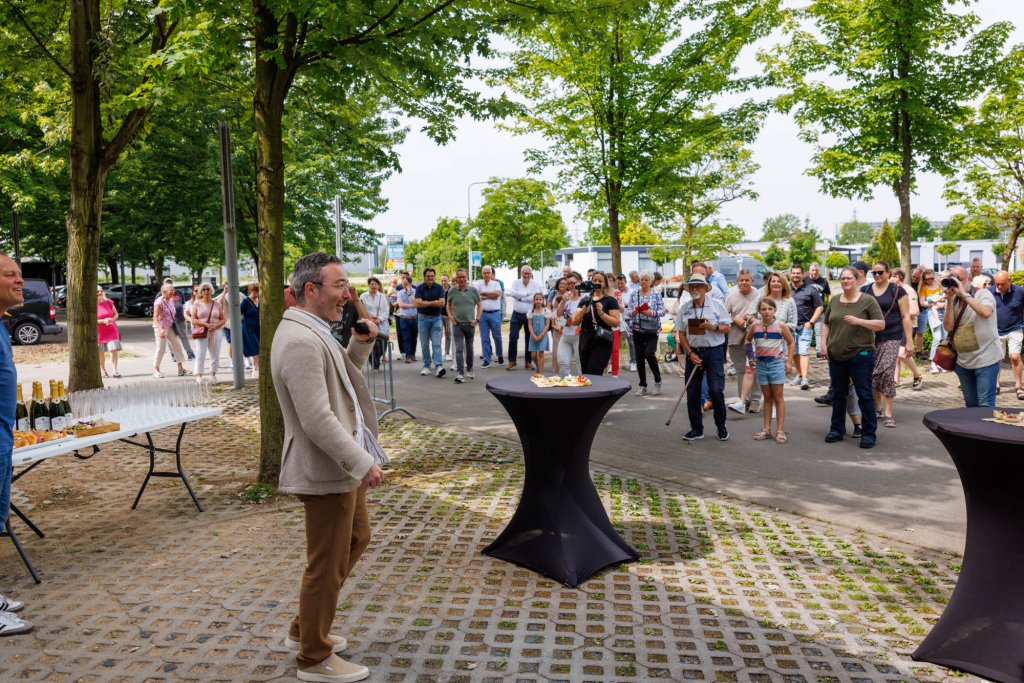 Wethouder Alexander Geers spreekt buiten de aanwezigen toe