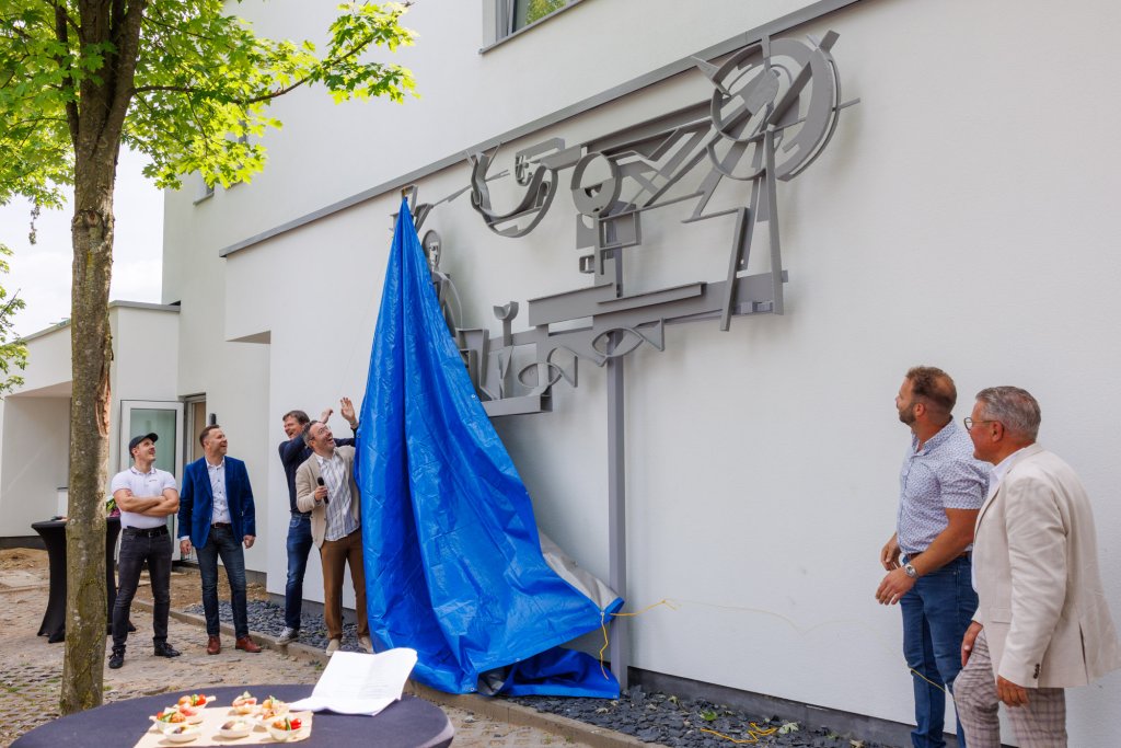 Wethouder Alexander Geers opent officieel het opgeknapte Sancta Maria-gebouw door een kunstwerk te onthullen