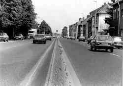 Rijbanen Nieuwstraat met verkeer en leiconblokken in het midden