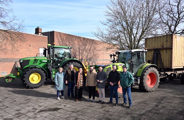 Stadtrat Raoul Vinken zusammen mit LLTB Thijs Rompelberg und einigen Landwirten, die an dieser Bildungsinitiative teilnehmen.