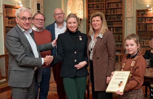 Floor ontvangt uit handen van wethouder Paas het jeugdlintje