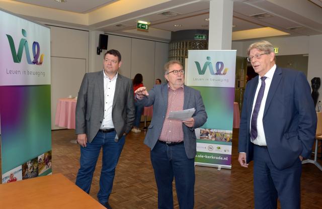 Wethouder Huub Wiermans (midden) in gesprek met de bestuurders Roy van der Broek (links) en Carolus de Rijck (rechts) van de Stadsregio Parkstad Limburg.   