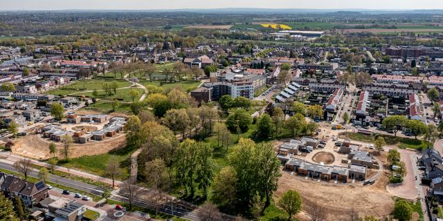 Een luchtfoto van de nieuwe woningen in West