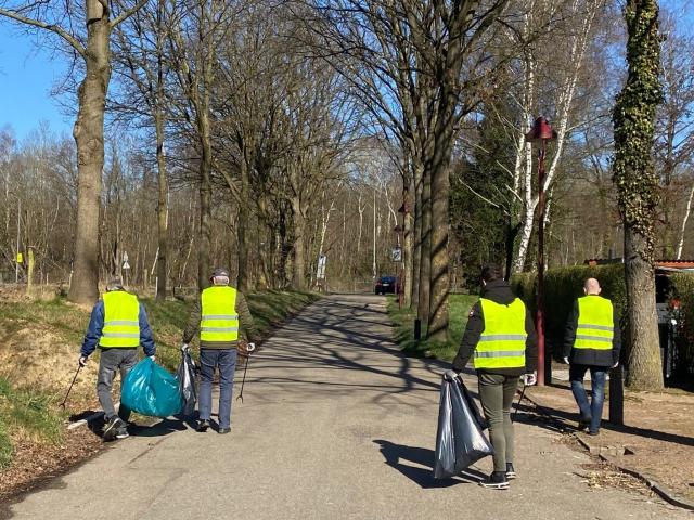 Medewerkers van Eagle Simrax ruimen zwerfafval in omliggende straten op.