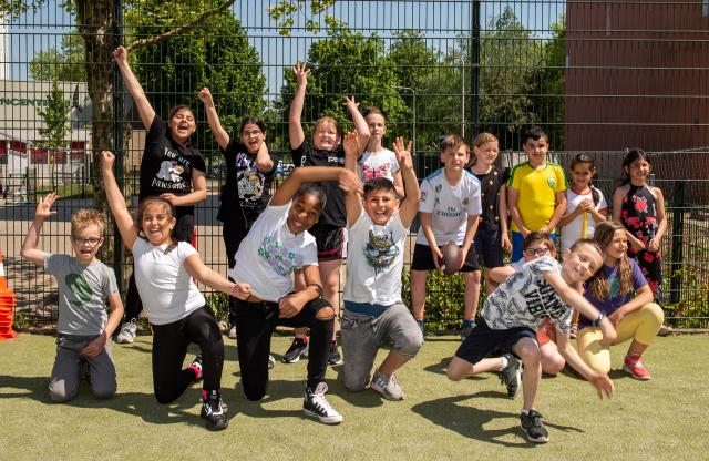 Een groep vrolijke kinderen op een sportveld