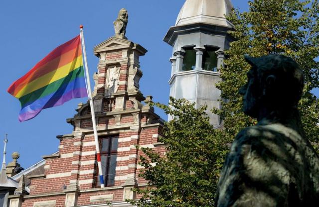 Een afbeelding van de regenboogvlag die wappert aan het Raadhuis in Kerkrade