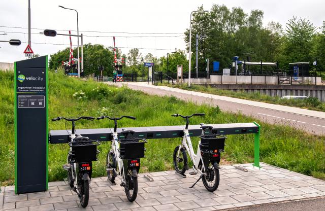 Drie fietsen in het laadstation bij station Eygelshoven