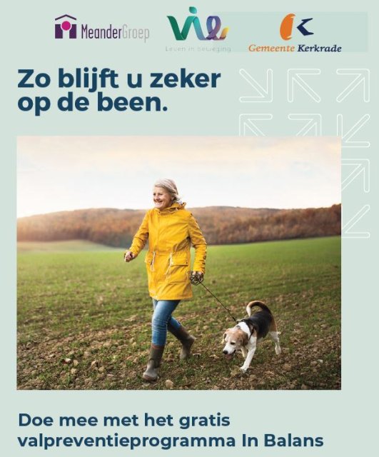 Een foto van een mevrouw in een gele regenjas die door een weiland wandelt met een Beagle