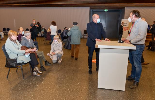 Wethouder Leo Jongen in gesprek met een medewerker van de GGD. Burgemeester Petra Dassen sprak met een inwoner die voor een booster kwam. 