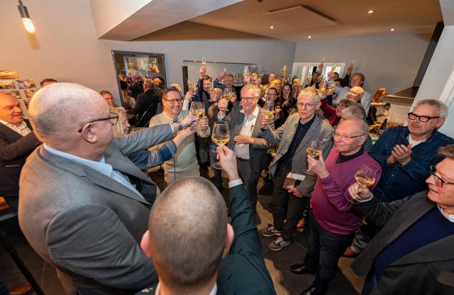 Aanwezigen proosten op de opening van het Credohuis Parkstad. 