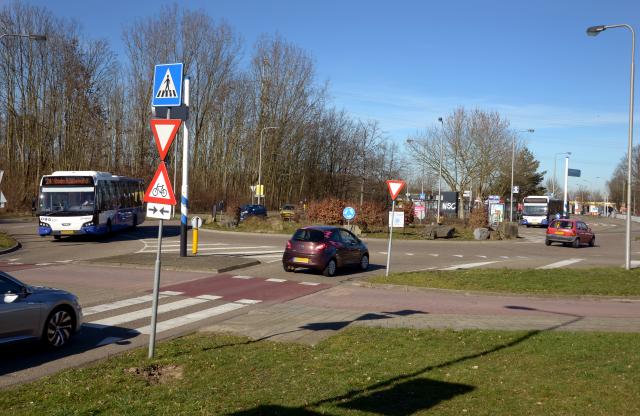 Rotonde richting Heerlerbaan bij busstation Locht-Roda, blauwe lucht, twee bussen en drie auto's