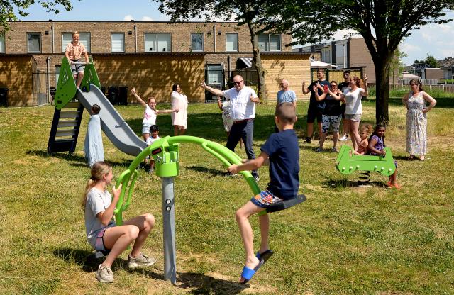 Wethouder Weijers opent de nieuwe speelplaats samen met de kinderen