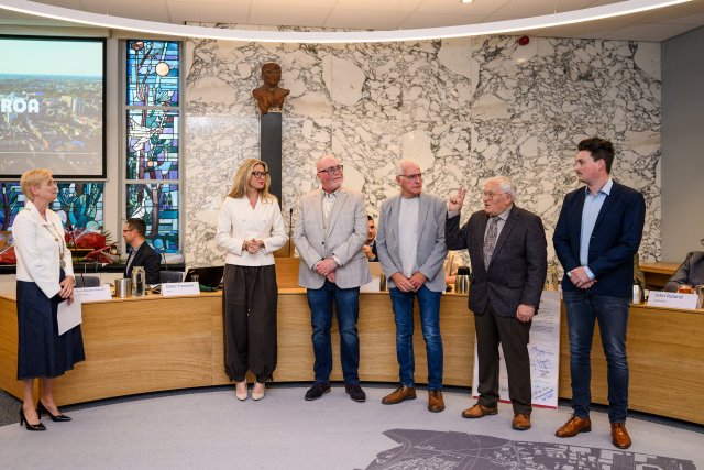 Burgemeester Petra Dassen-Housen beëdigd vijf nieuwe raadsleden in de raadzaal in het Raadhuis