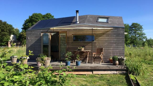 Een foto van een klein huisje, ofwel tiny house