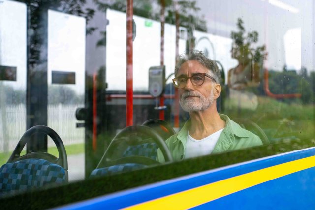 Reiziger in een bus van Arriva