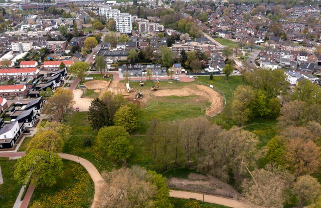 Bovenaanzicht van het gebied waar de voorbereidingen voor de parkwoningen in voorbereiding zijn