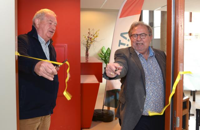 Bij de officiële opening van het nieuwe onderkomen knippen wethouder Huub Wiermans (rechts) en Henk Derix, voorzitter van de Cliëntenraad, een lint door. 