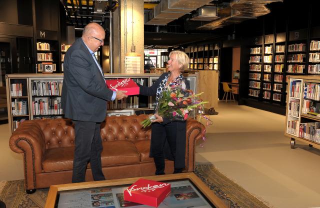 Wethouder Schlangen overhandigt bloemen aan de bibliotheek Kerkrade