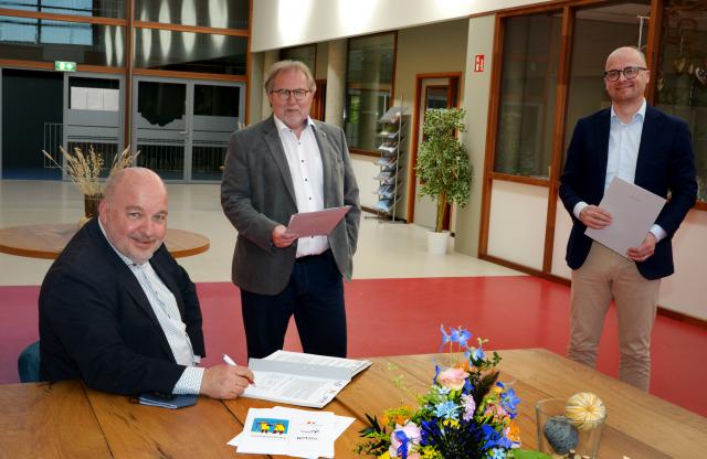 Balanz Facilitair, Relim en de gemeente Kerkrade hebben het convenant Balanz@Work Kerkrade ondertekend. Van links naar rechts Nino Bellinzis, directeur Relim, wethouder Huub Wiermans en Maurice Frijns, operational manager Balanz Facilitair.