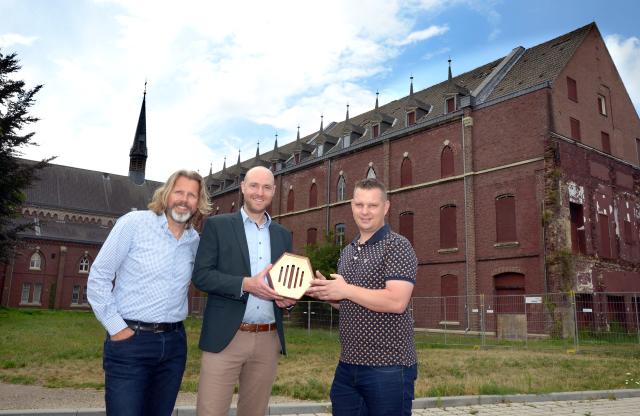 V.l.n.r.: directeur Hans Sparreboom (Steenvlinder), verantwoordelijk wethouder Tim Weijers en buurtbewoner/klankbordgroeplid Dennis Pluijmen.