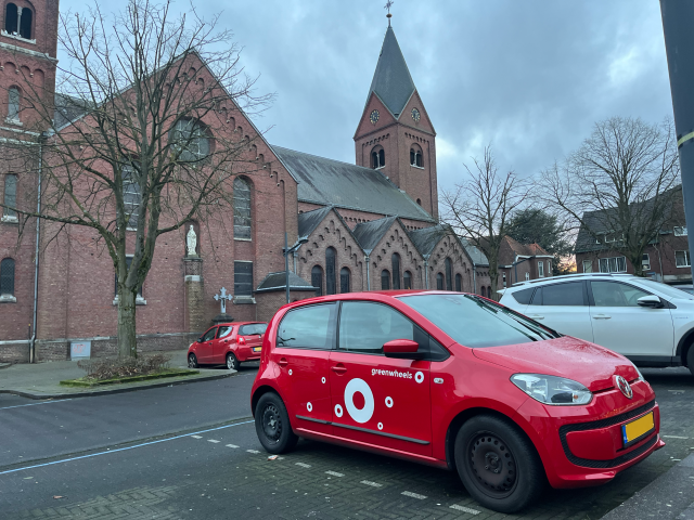 Een van de zes deelauto's op locatie Patronaatstraat, Kerkrade