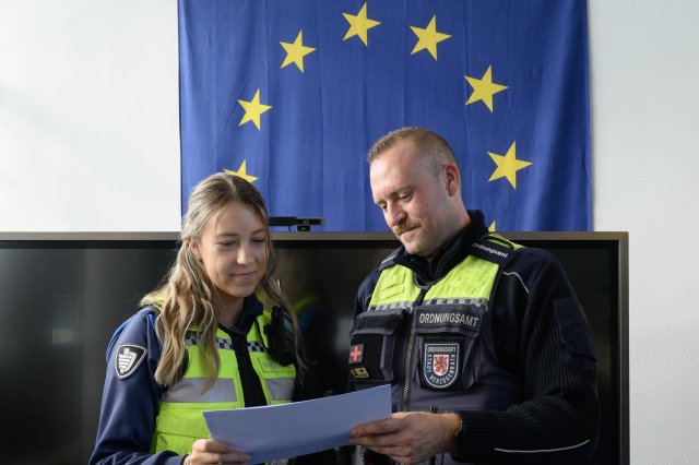 Een handhaver van gemeente Kerkrade en een handhaver van gemeente Herzogenrath