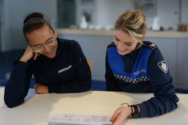 twee personen van handhaving gemeente Kerkrade en gemeente Herzogenrath