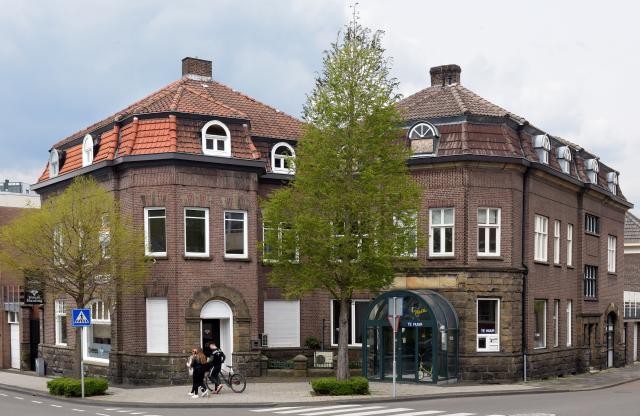 Een foto van het dubbel hoekpand op de hoek van de Hoofdstraat en de Oranjestraat 