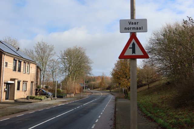 Vaar normaal dialectbord aan industriestraat