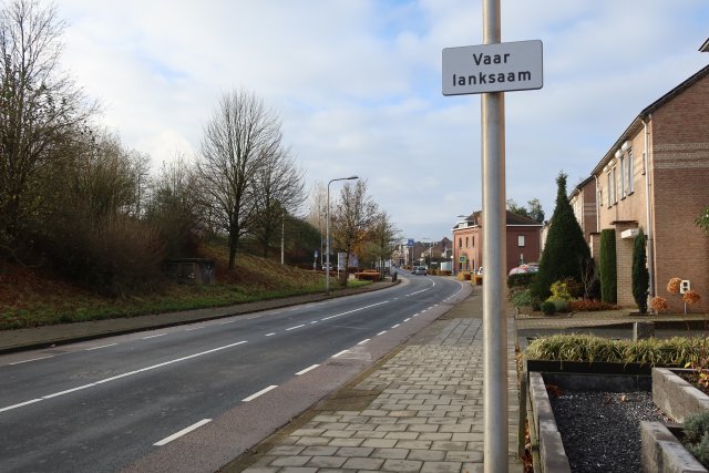 Vaar normaal dialectbord aan industriestraat